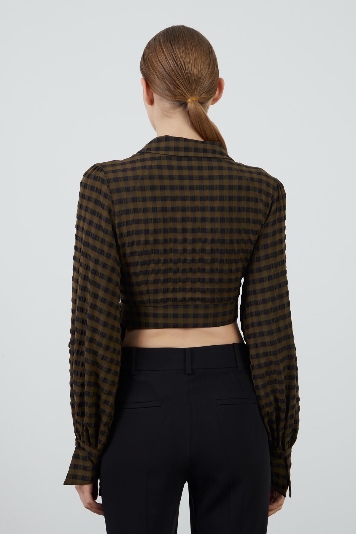 Tüy ve İşleme Detaylı Bağlamalı Crop Top Bluz