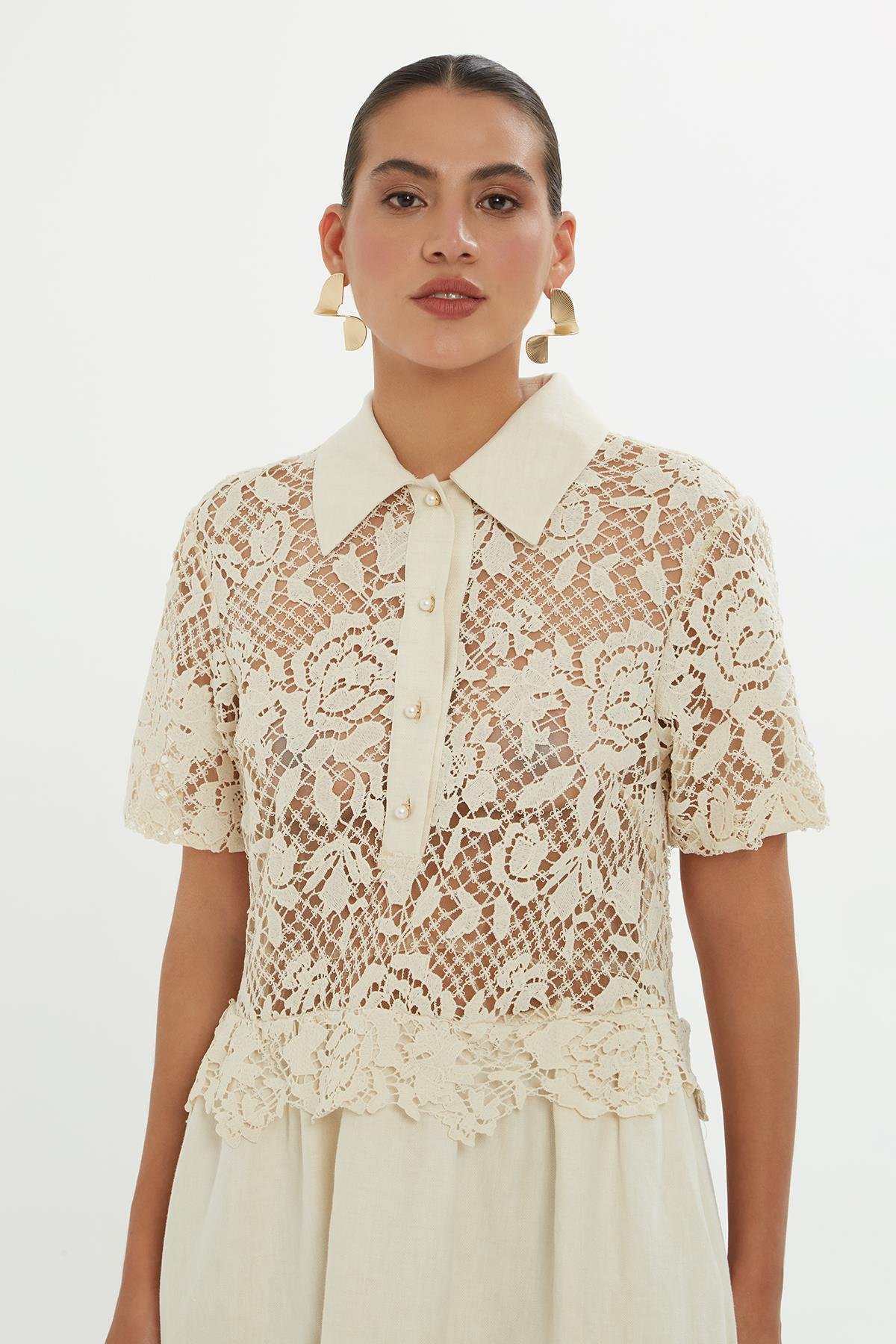 Üst Bedeni Dantel Kumaşlı Ve Yırtmaçlı Ekru Elbise