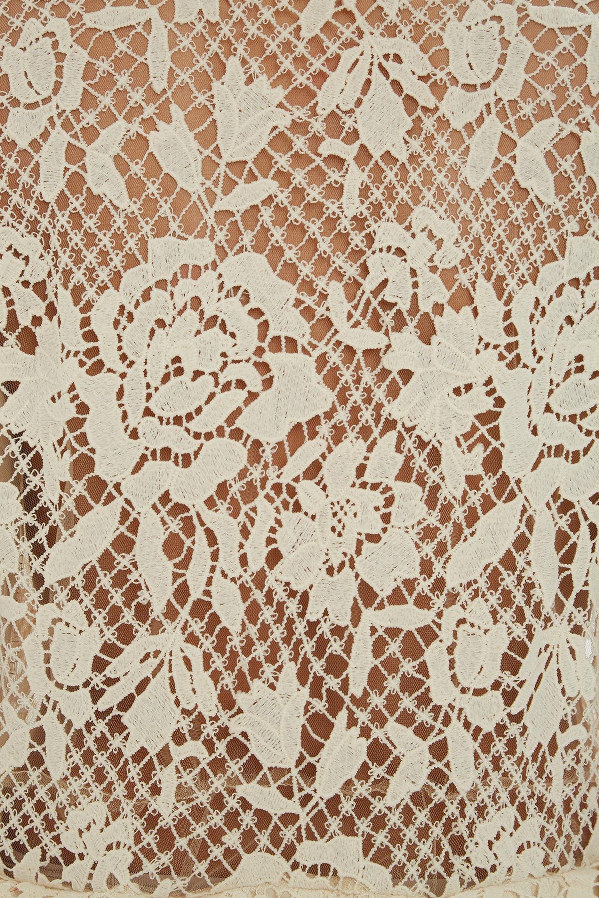 Üst Bedeni Dantel Kumaşlı Ve Yırtmaçlı Ekru Elbise