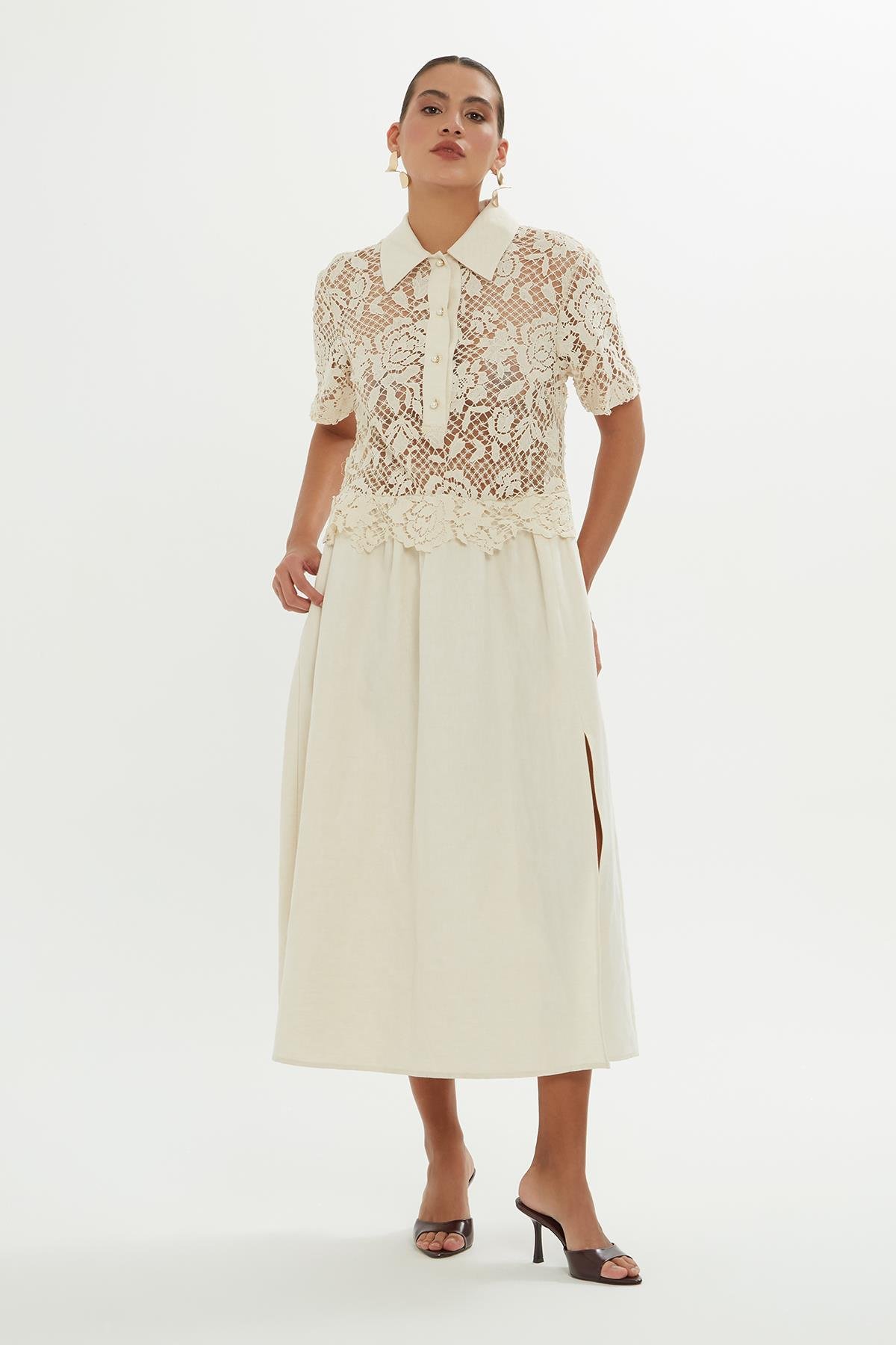 Üst Bedeni Dantel Kumaşlı Ve Yırtmaçlı Ekru Elbise