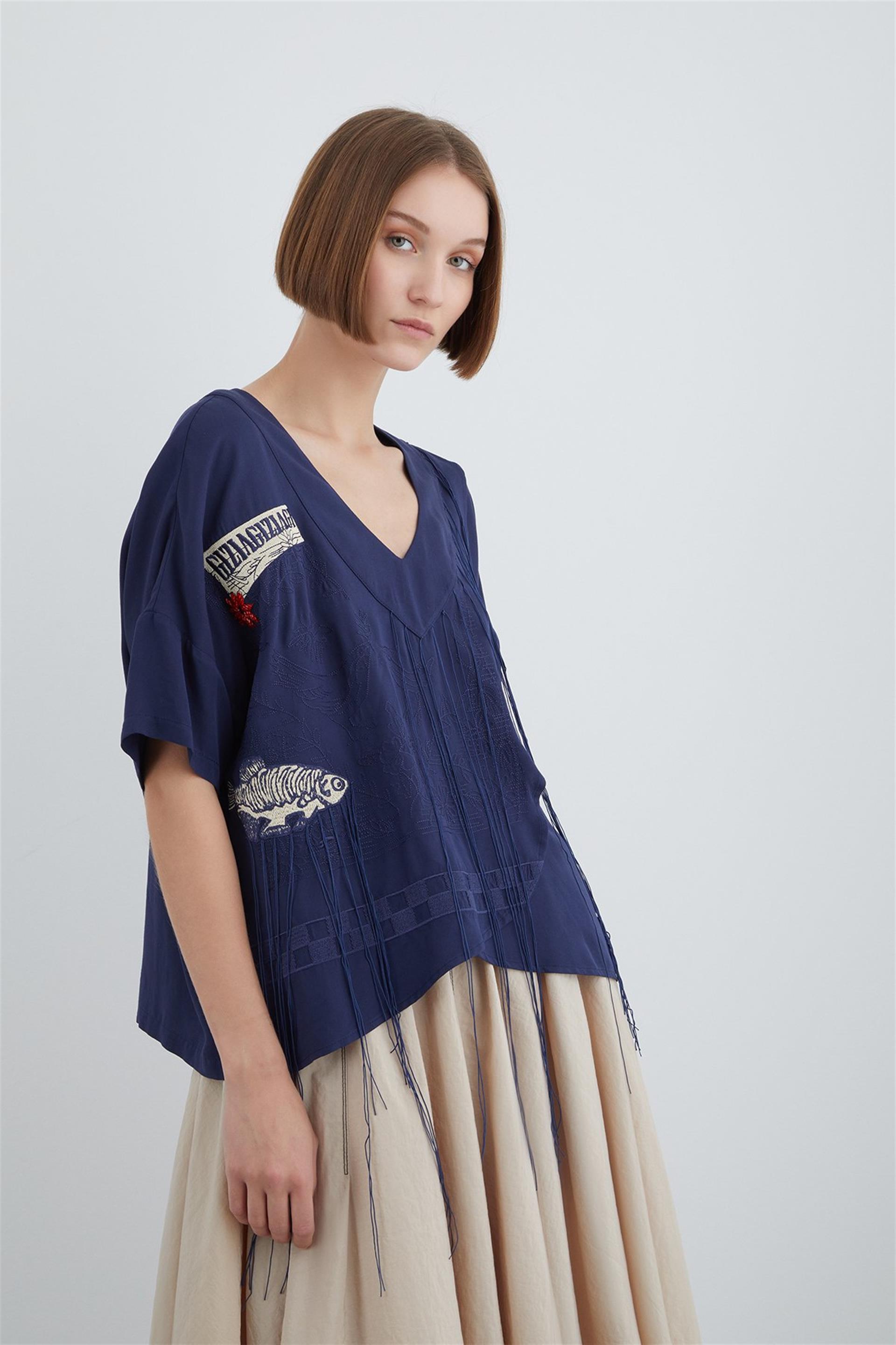 V Yakalı Düşük Omuzlu  Nakışlı Bluz