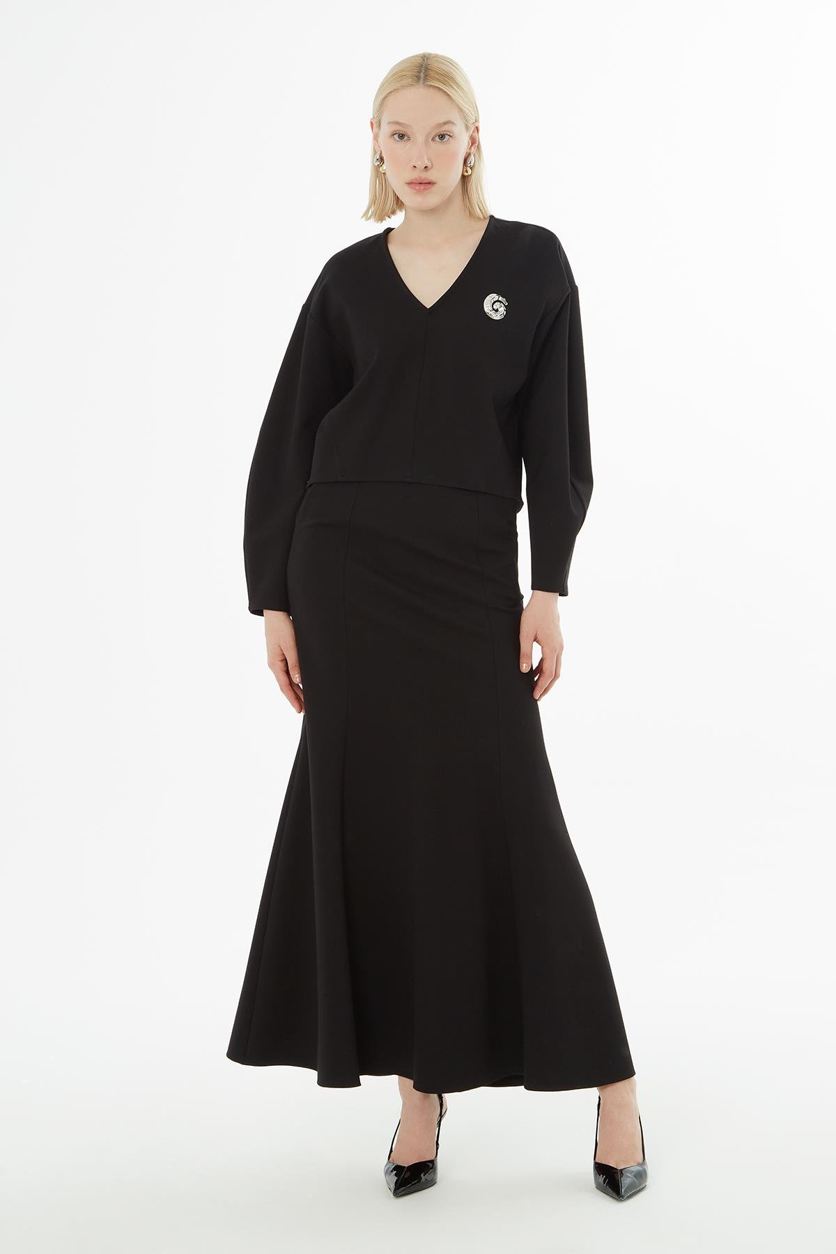 V Yaka Broşlu Bluz  Volanlı Etekli Siyah Takım