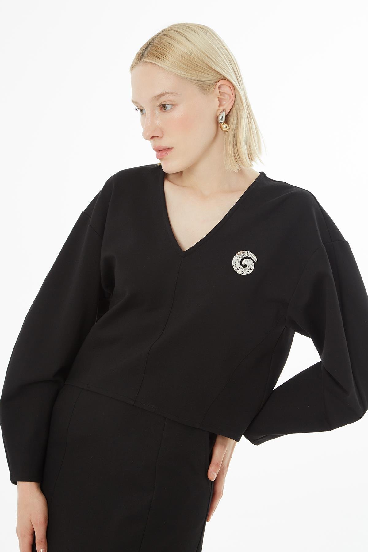 V Yaka Broşlu Bluz  Volanlı Etekli Siyah Takım