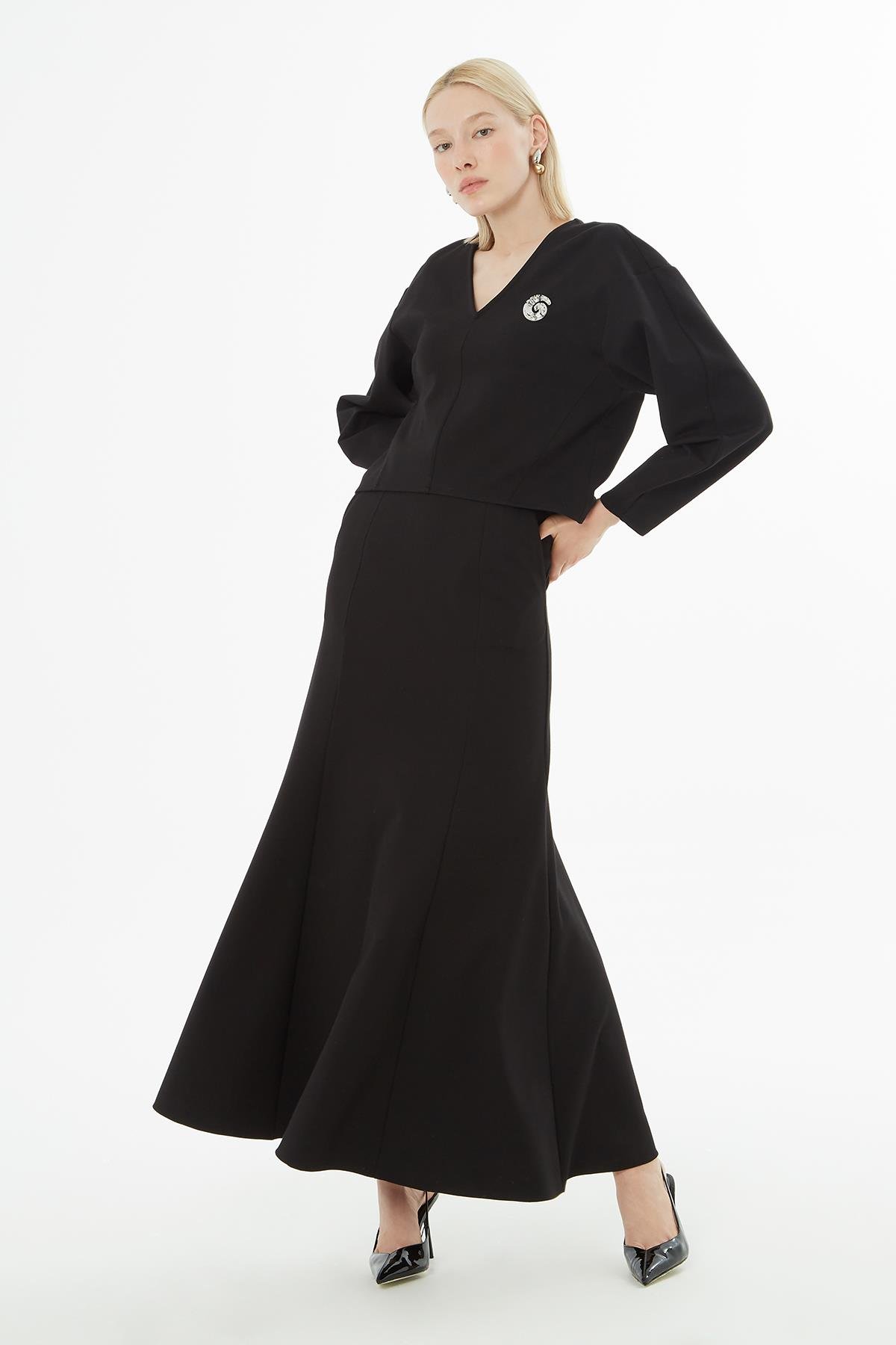 V Yaka Broşlu Bluz  Volanlı Etekli Siyah Takım