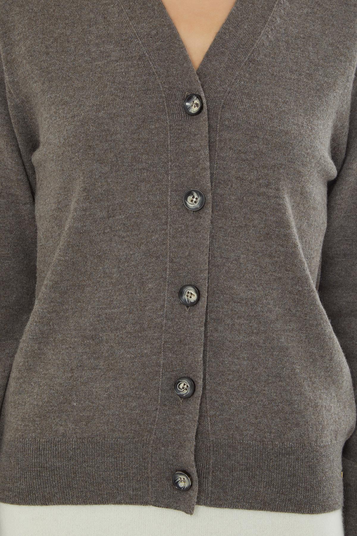 V Yaka Düğme Kapamalı Uzun Kollu Kahverengi Hırka