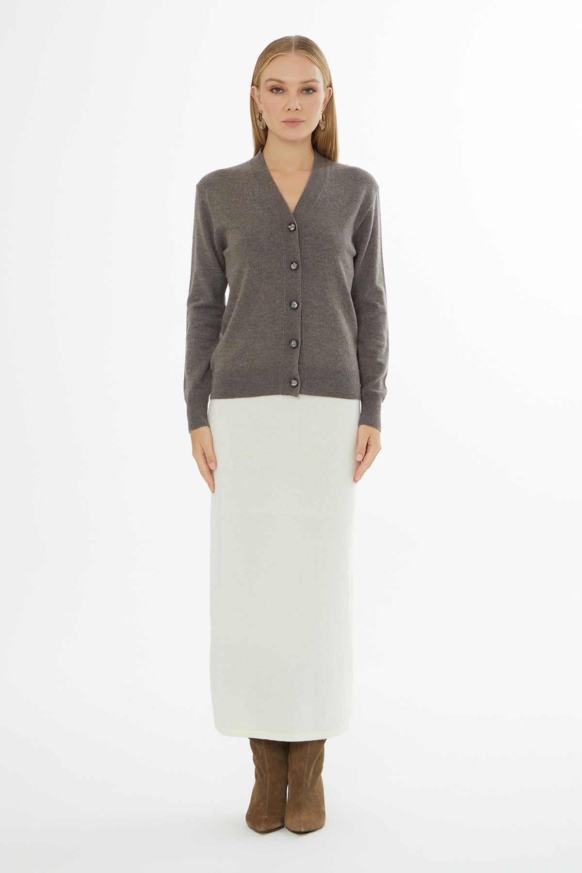 V Yaka Düğme Kapamalı Uzun Kollu Kahverengi Hırka