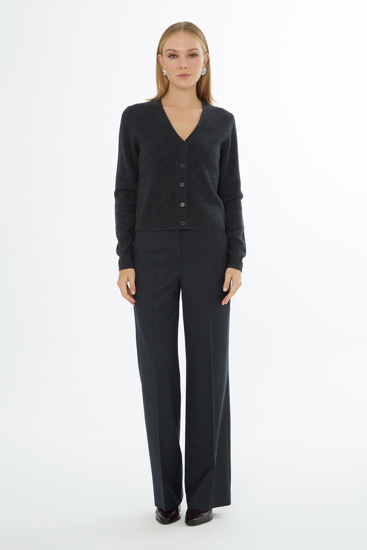 V Yaka Düğme Kapamalı Uzun Kollu Kırmızı Hırka