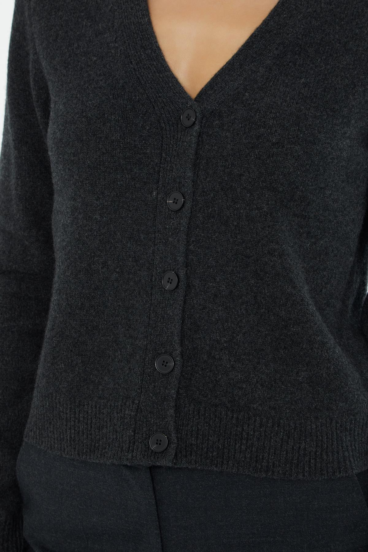 V Yaka Düğme Kapamalı Uzun Kollu Kırmızı Hırka