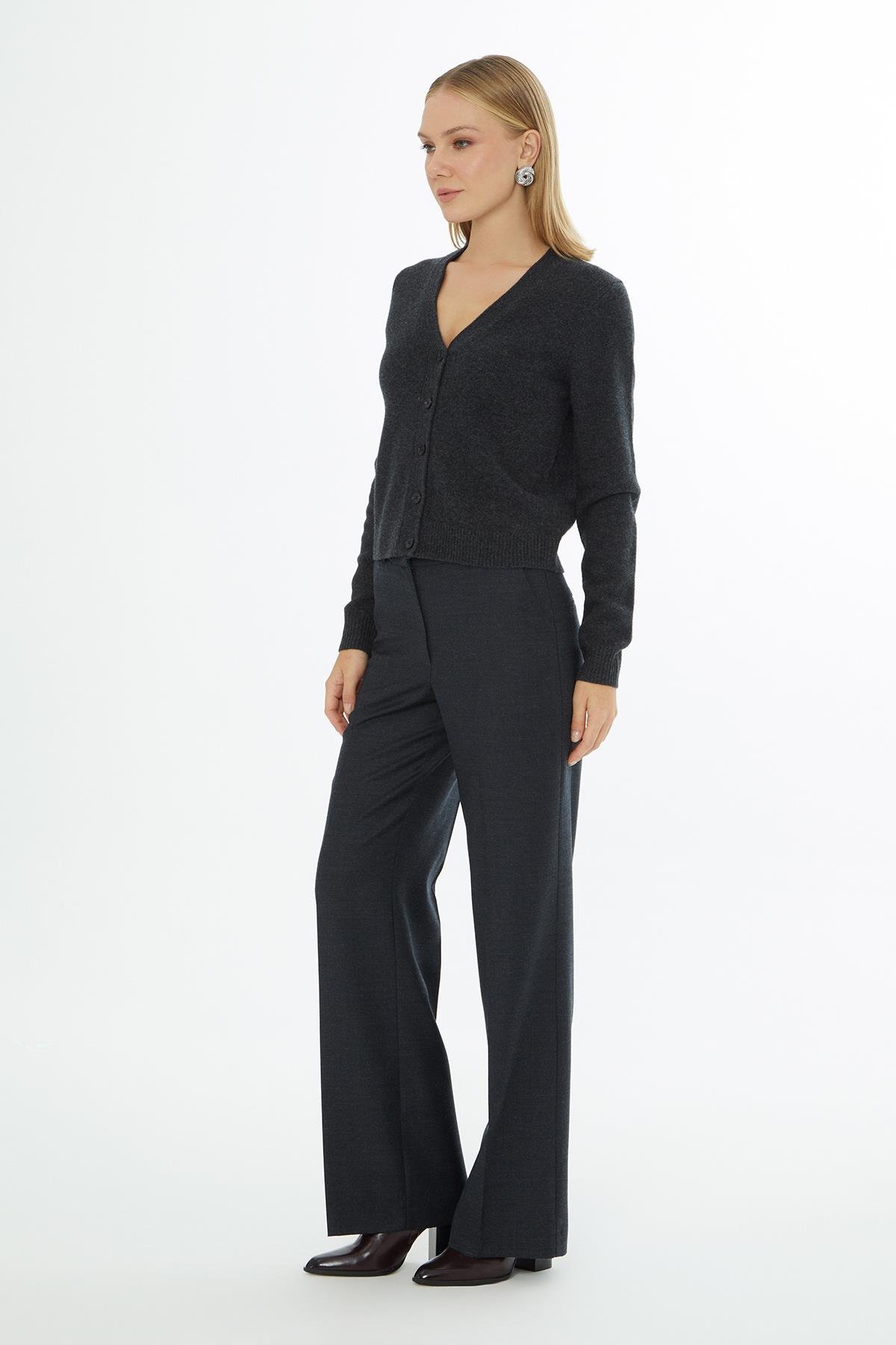 V Yaka Düğme Kapamalı Uzun Kollu Kırmızı Hırka