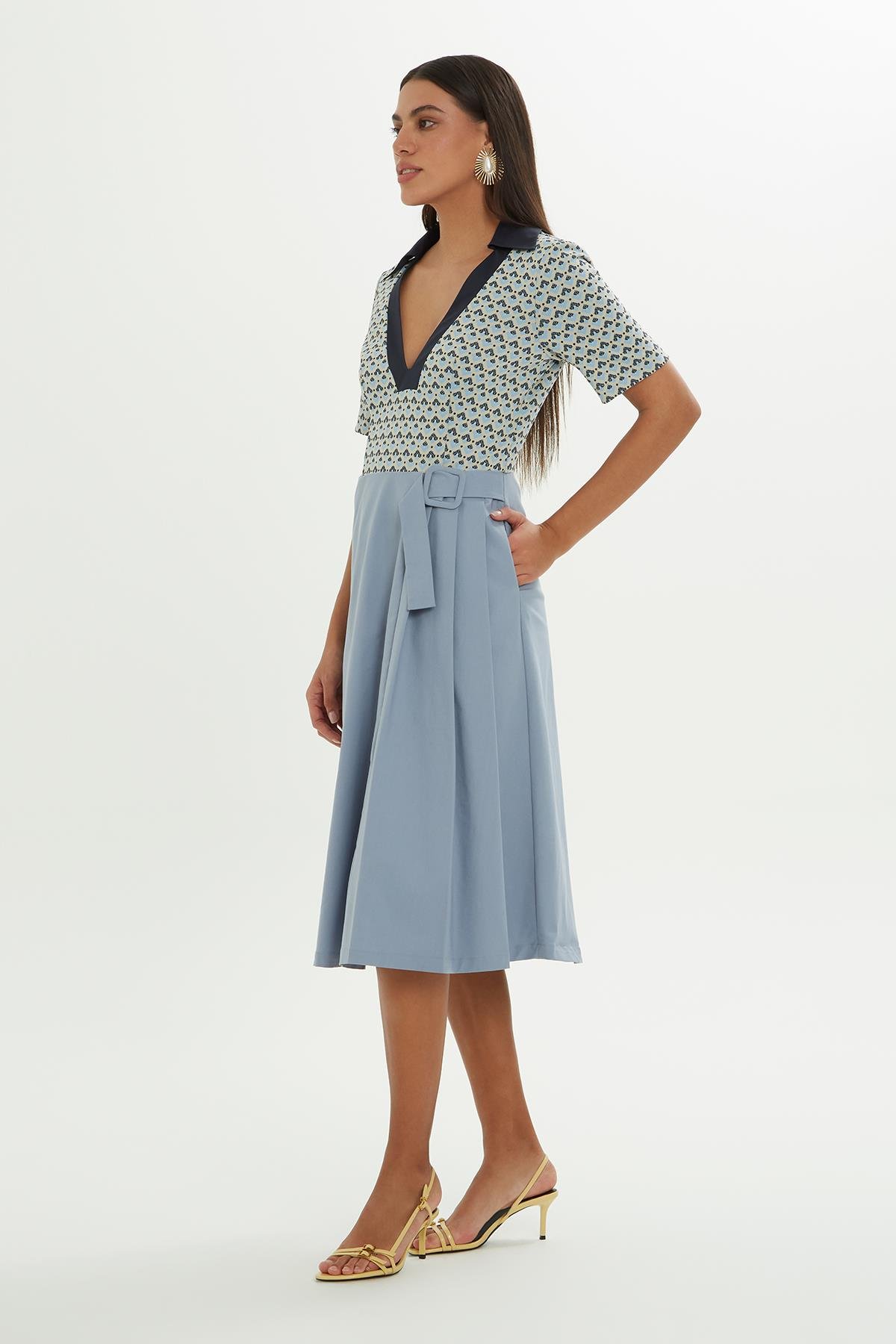 V YAKA ÜST BEDEN DESENLİ BELDE KEMER TOKALI PİLELİ ELBİSE