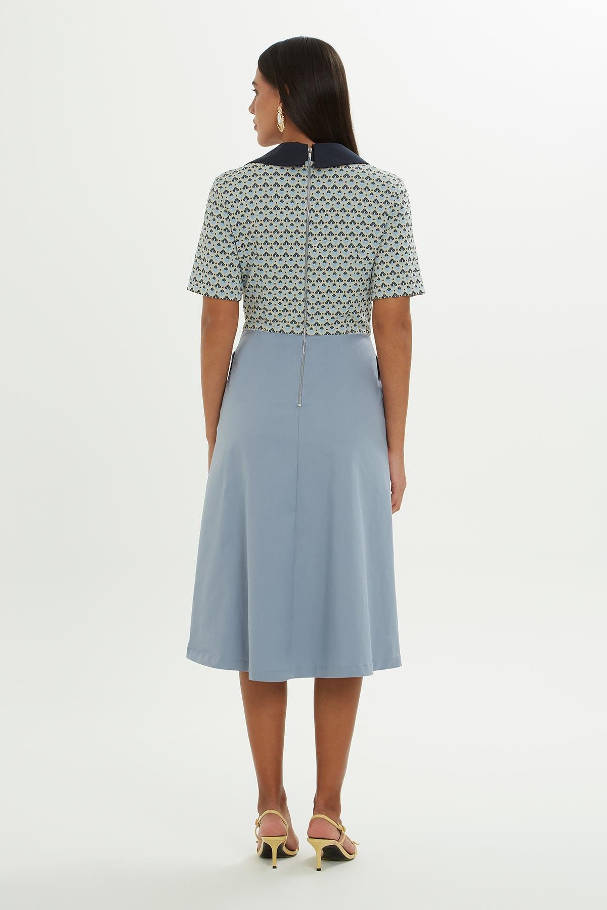 V YAKA ÜST BEDEN DESENLİ BELDE KEMER TOKALI PİLELİ ELBİSE