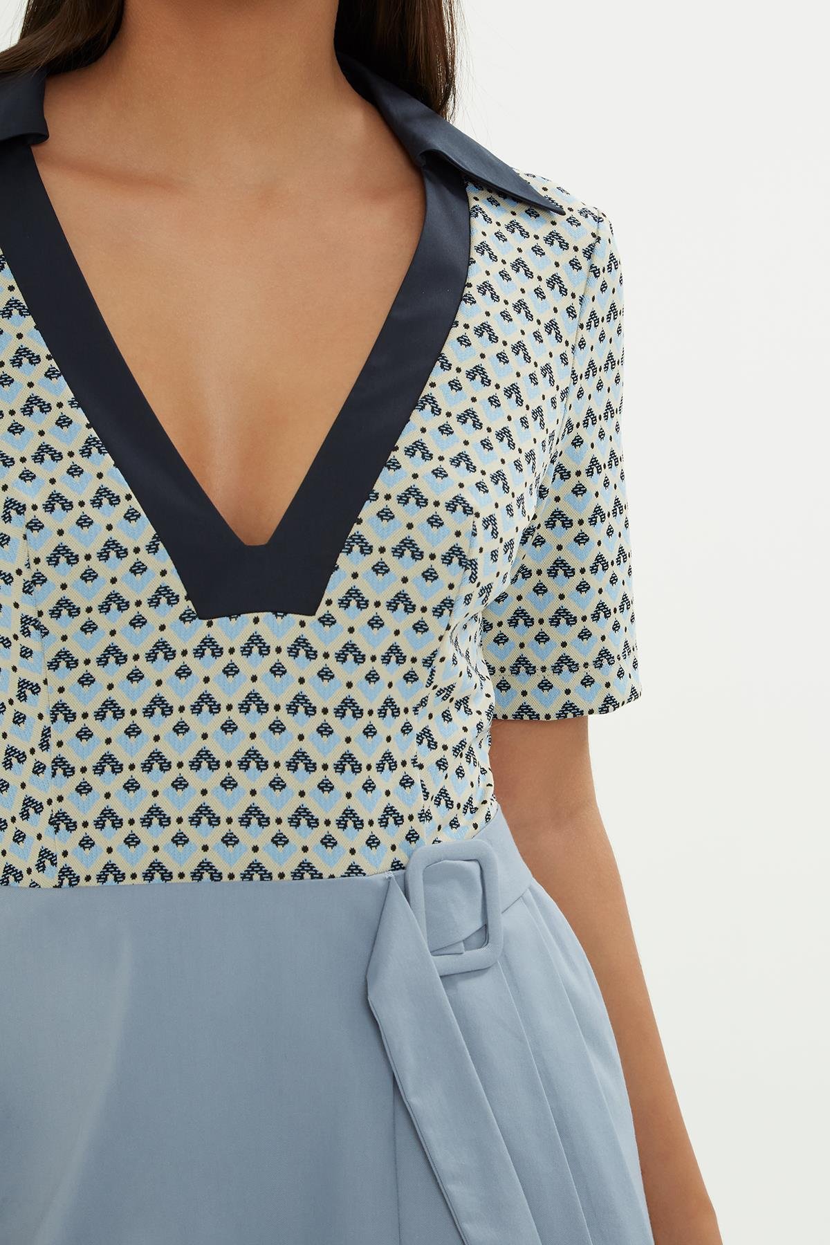 V YAKA ÜST BEDEN DESENLİ BELDE KEMER TOKALI PİLELİ ELBİSE