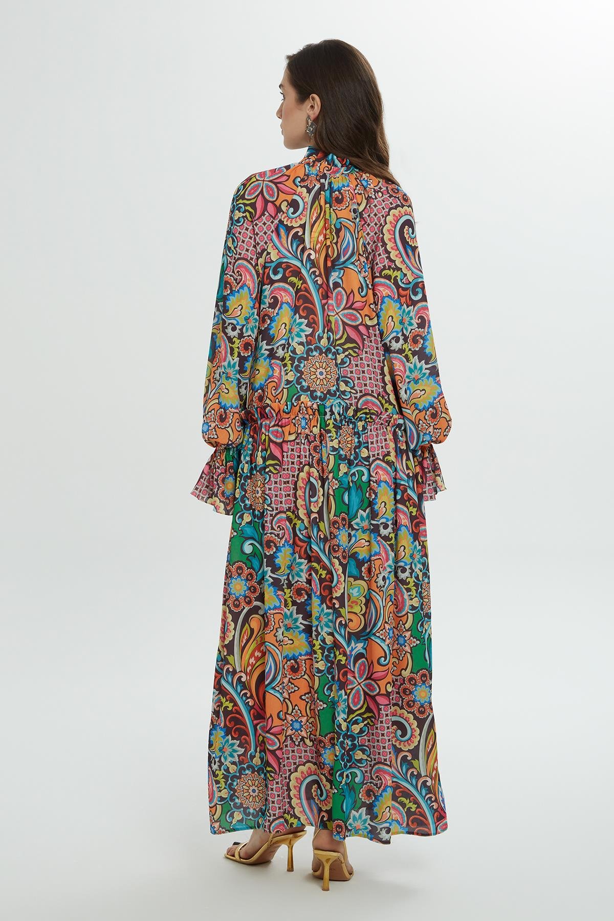 Volan Detaylı  Yaka Bağlamalı Desenli Uzun Elbise