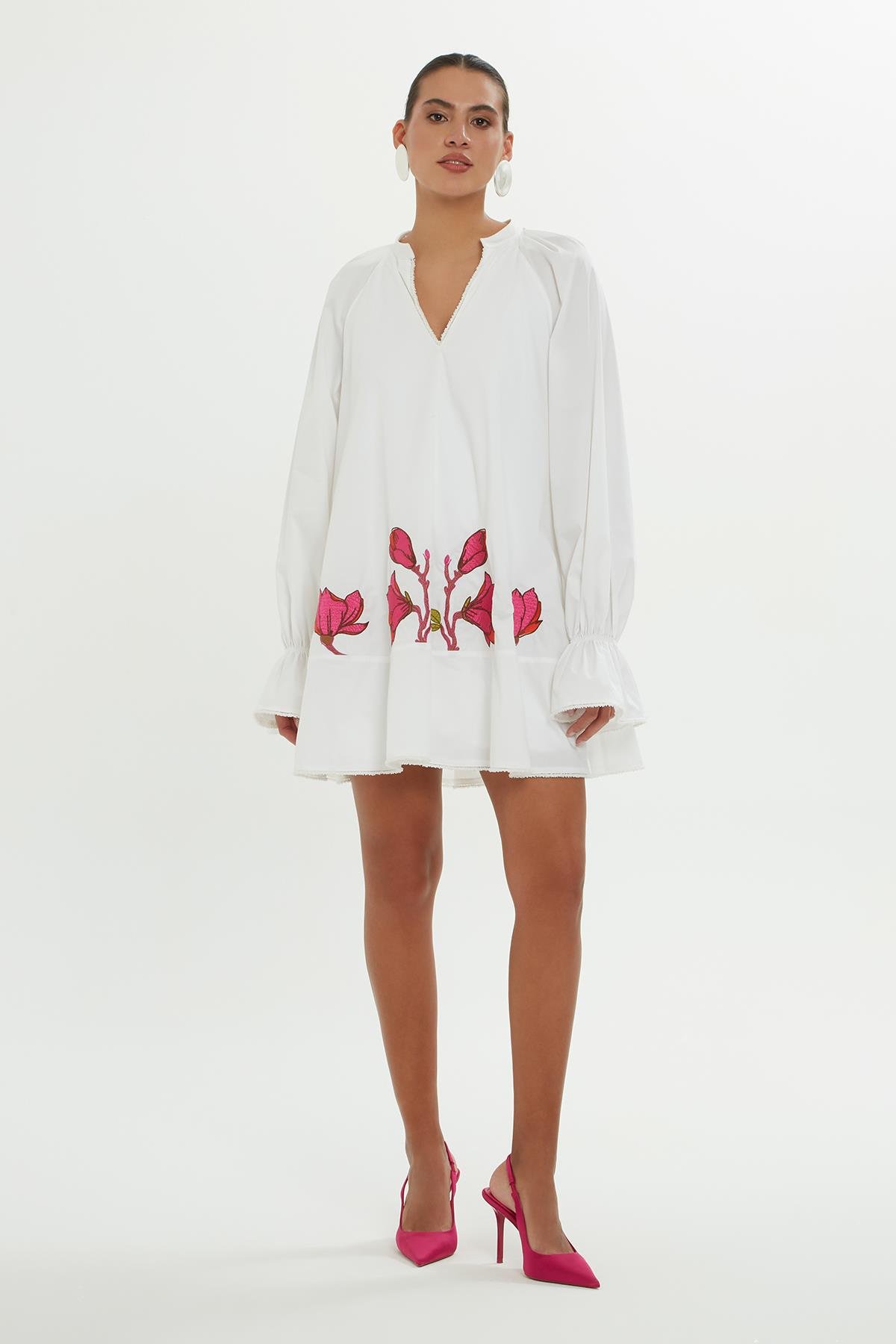 Yaka Kol Ve Etek Ucu İşlemeli Önü Nakışlı Beyaz Elbise