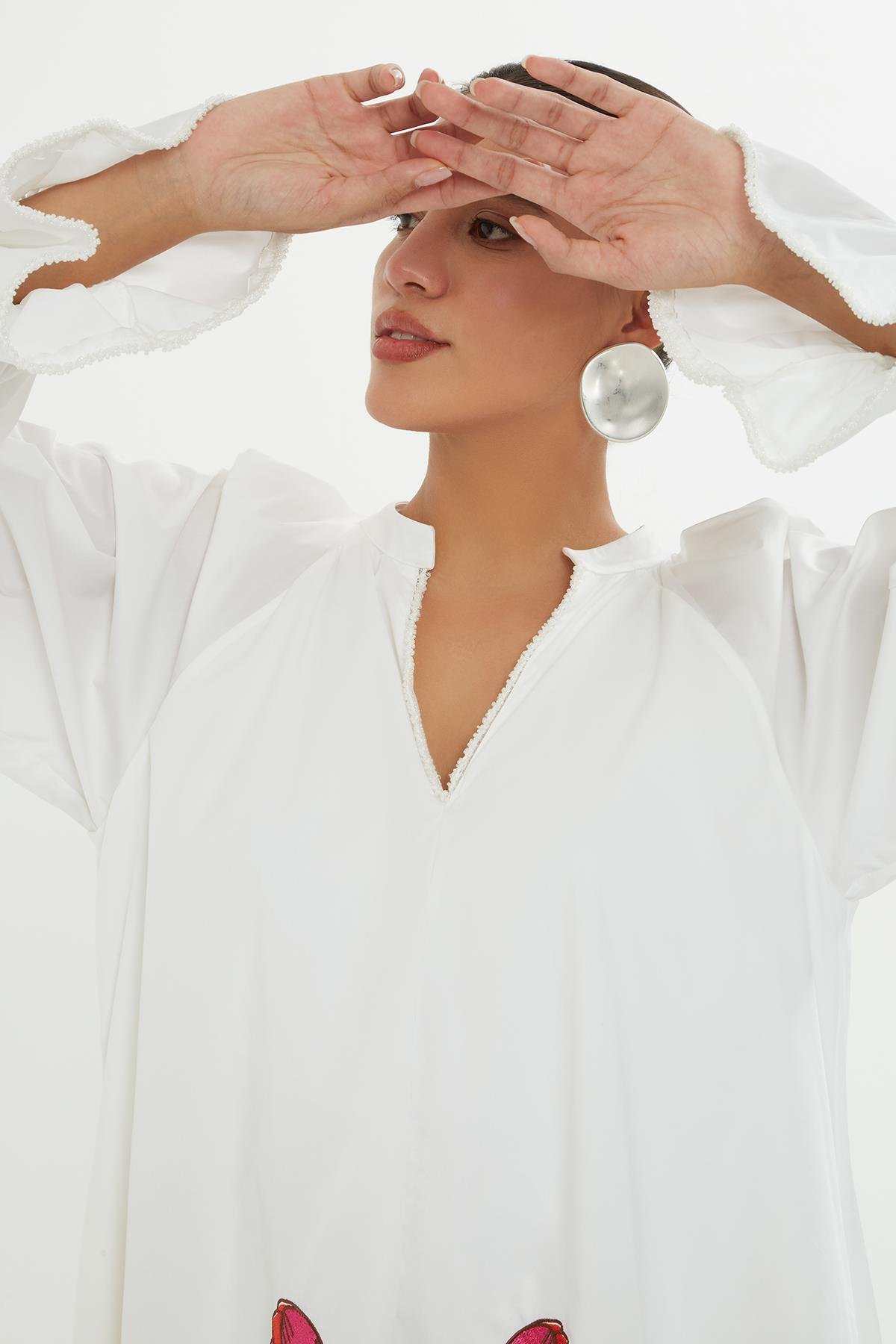 Yaka Kol Ve Etek Ucu İşlemeli Önü Nakışlı Beyaz Elbise