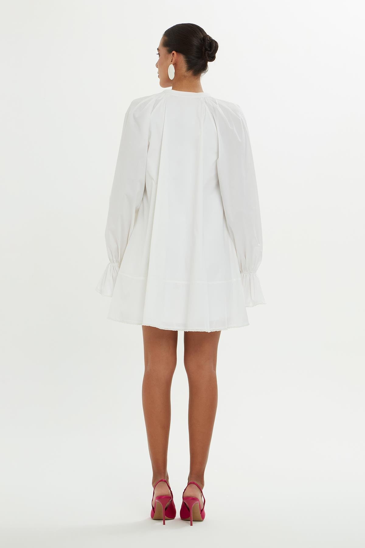 Yaka Kol Ve Etek Ucu İşlemeli Önü Nakışlı Beyaz Elbise