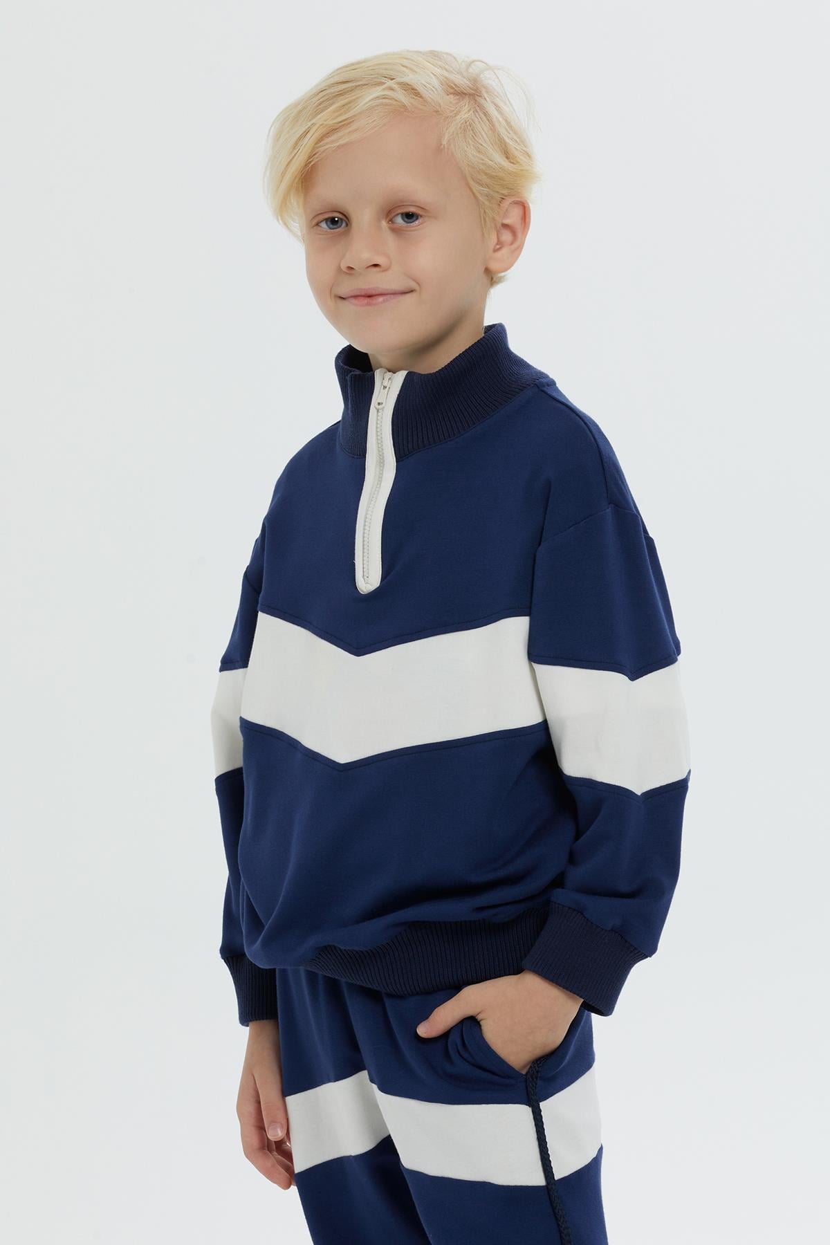 Yaka Kol Ve Etek Ucu Trikolu Lacivert Erkek Çocuk Sweatshırt