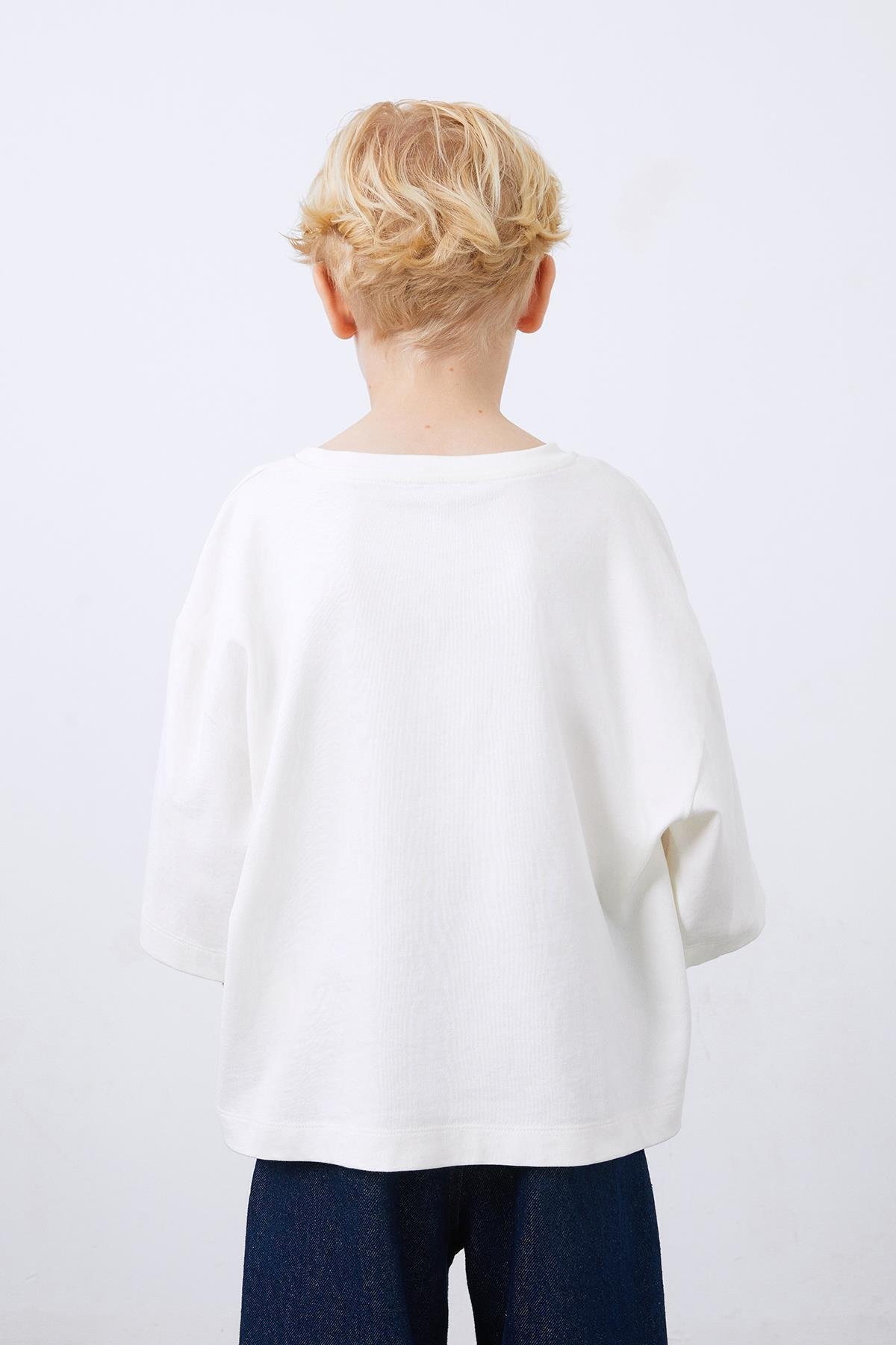 Yaka Nakış Detaylı Beyaz Erkek Çocuk Tişört