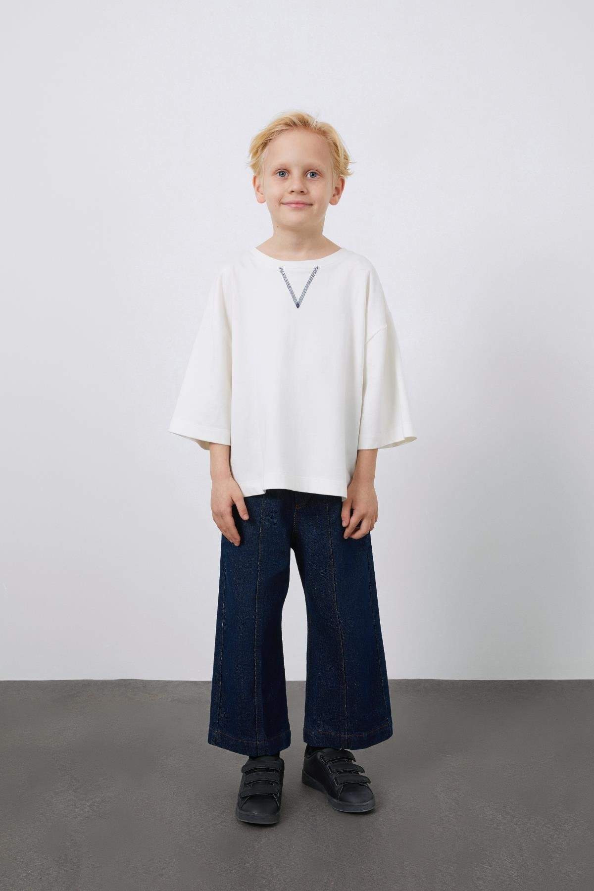 Yaka Nakış Detaylı Beyaz Erkek Çocuk Tişört