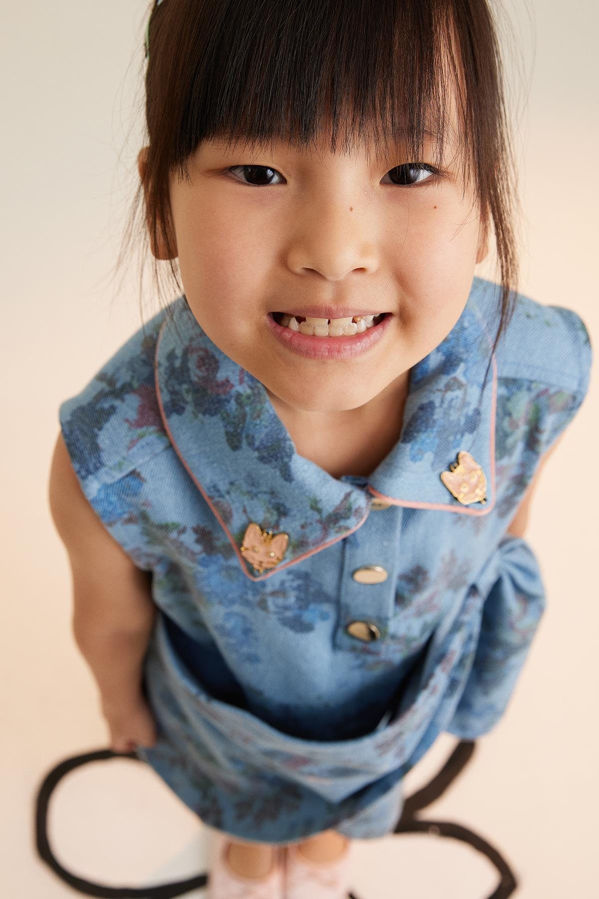 Yakalarda Aksesuar Detaylı Çıtçıtlı Desenli Jean Elbise