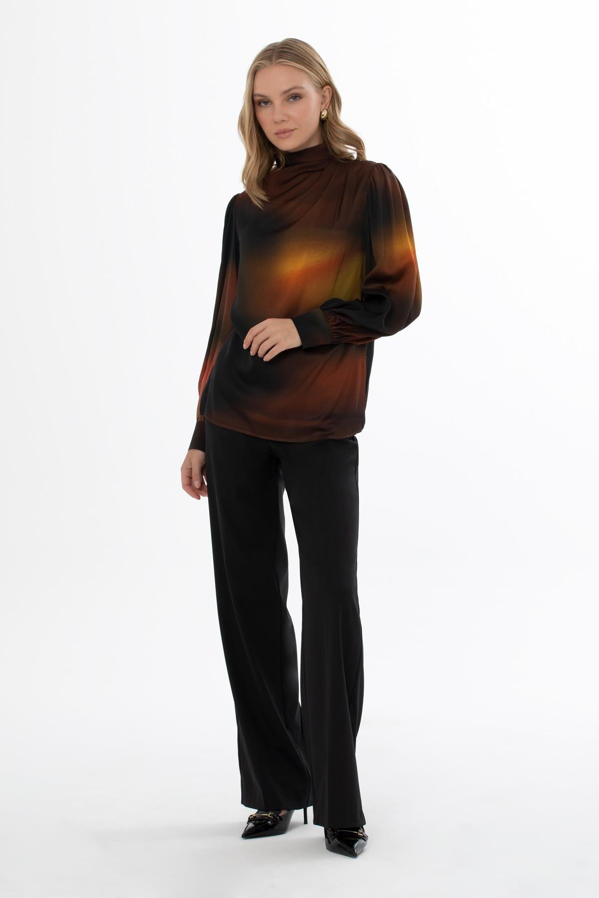 YAKALI ARKADA GİZLİ FERMUARLI KOLLARI DÜĞMELİ KADIN BLUZ