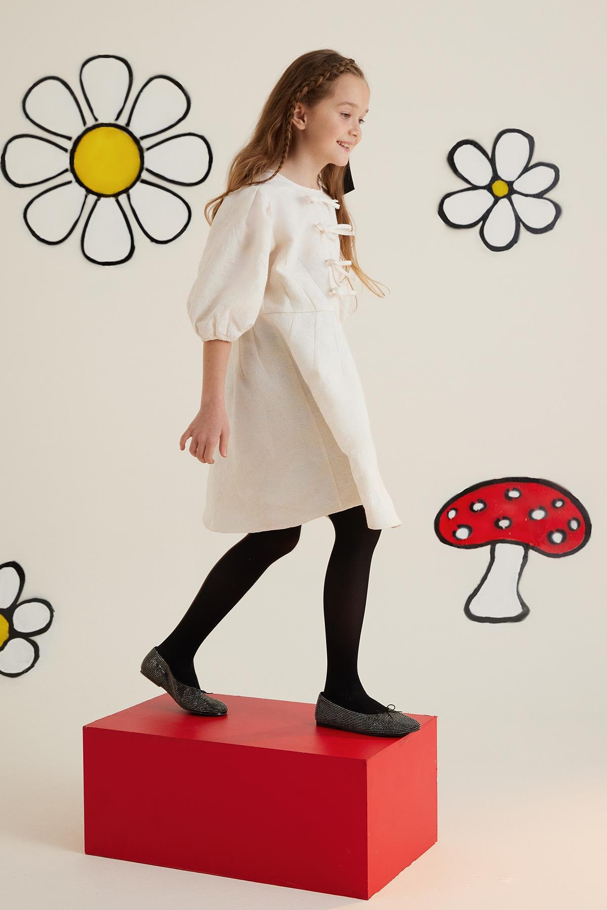 Yakası Bağcıklı Kolları Lastikli Ekru Elbise