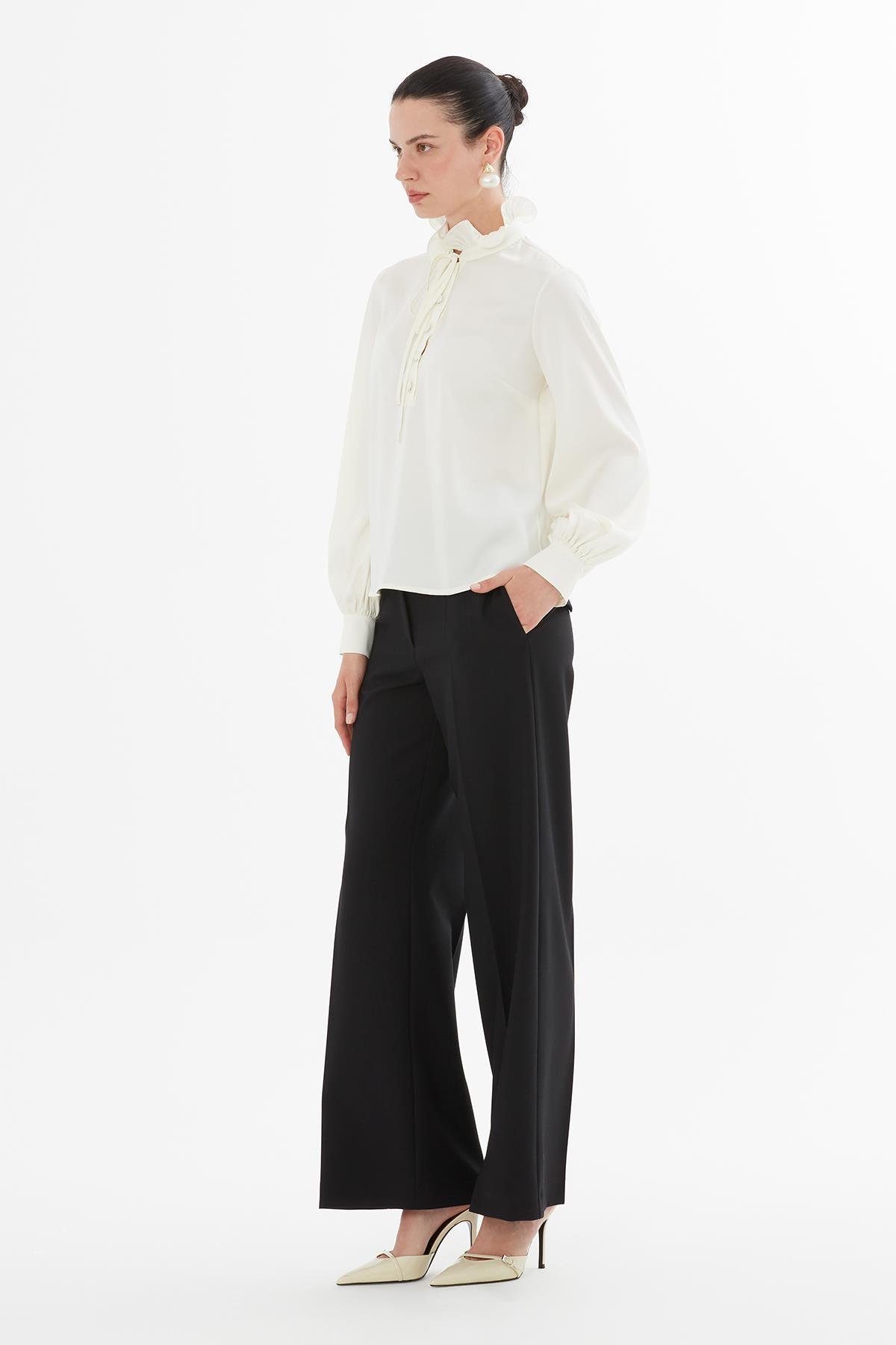 Yakası Fırfır Detaylı Bağlamalı Ekru Bluz