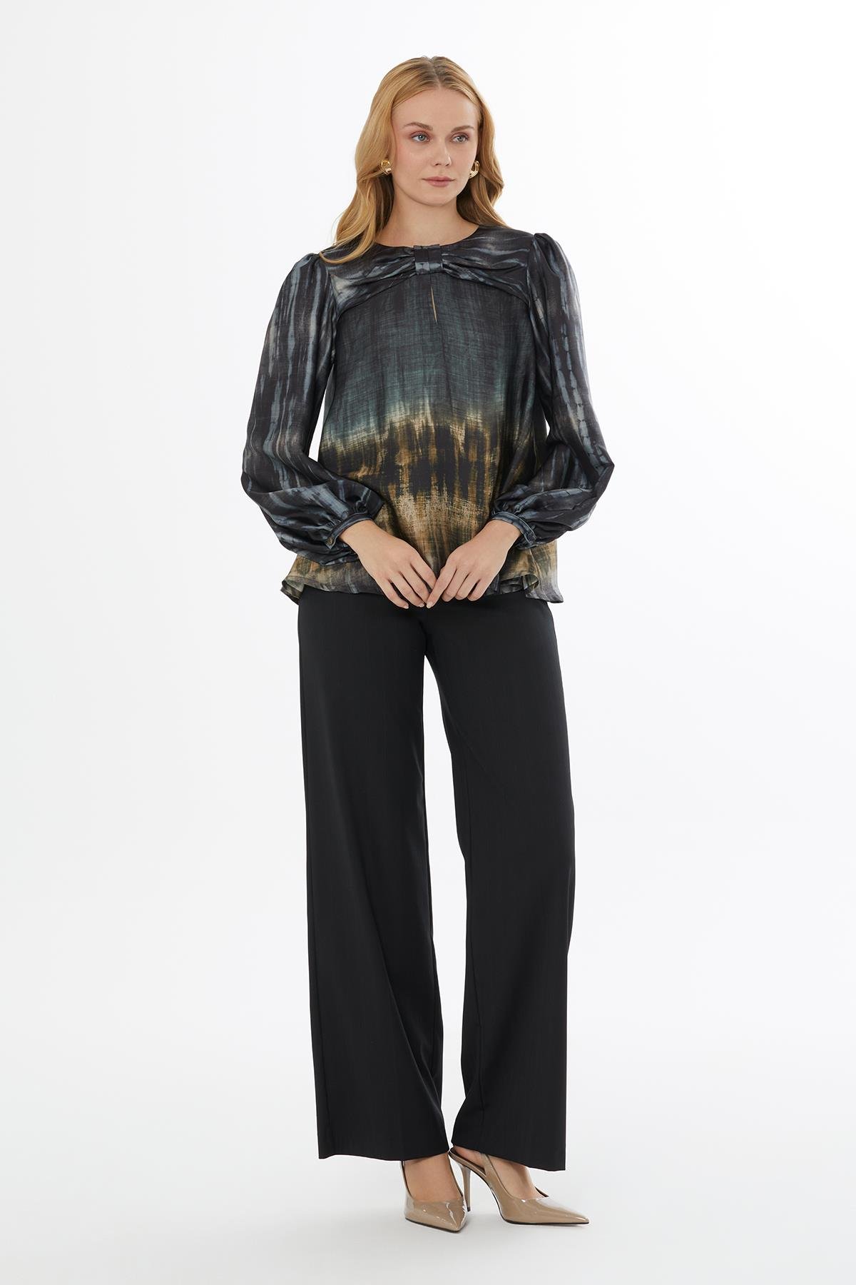 YAKASI FİYONK DETAYLI BALON KOLLU KOLLARI DÜĞMELİ KADIN BLUZ