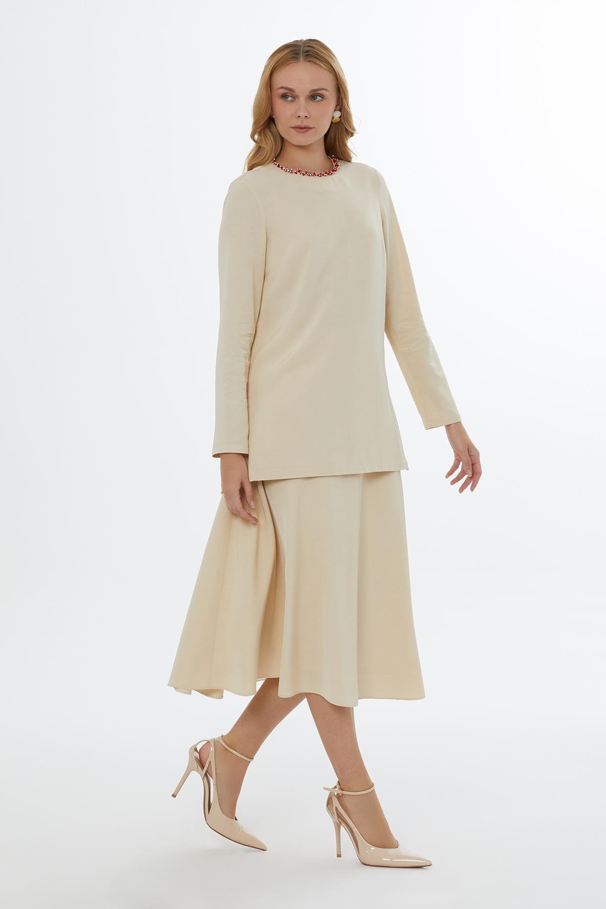 Yakası İşleme Detaylı Bej Uzun Tunik