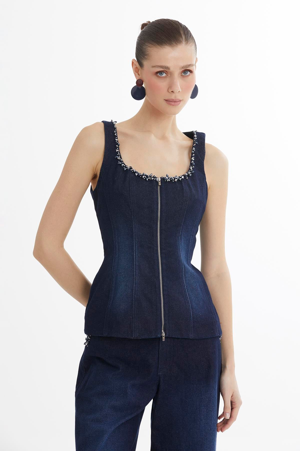 Yakası İşlemeli Mavi Denim Bluz