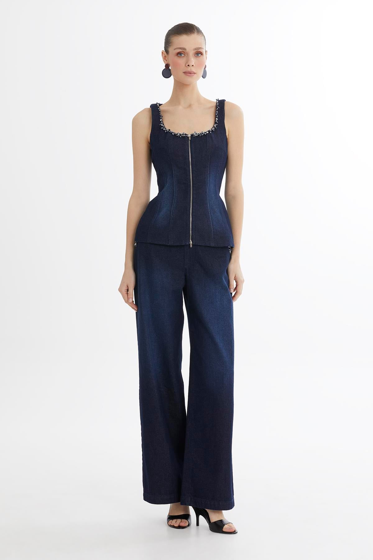 Yakası İşlemeli Mavi Denim Bluz
