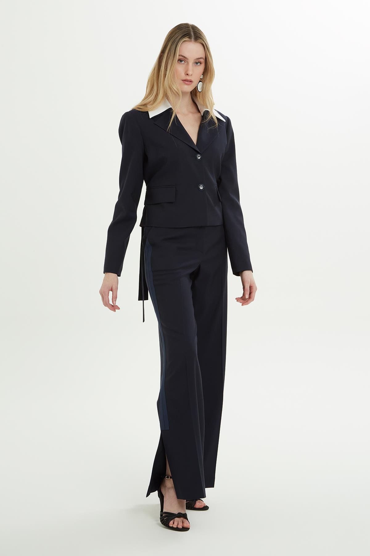 YAKASI KONTRAST DÜĞMELİ CEKET