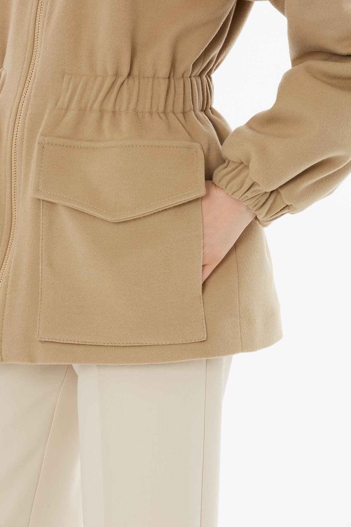 Yakası Kürklü Belden Lastikli Camel Uzun Mont