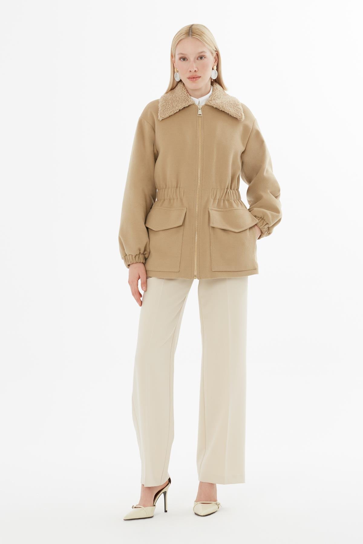 Yakası Kürklü Belden Lastikli Camel Uzun Mont