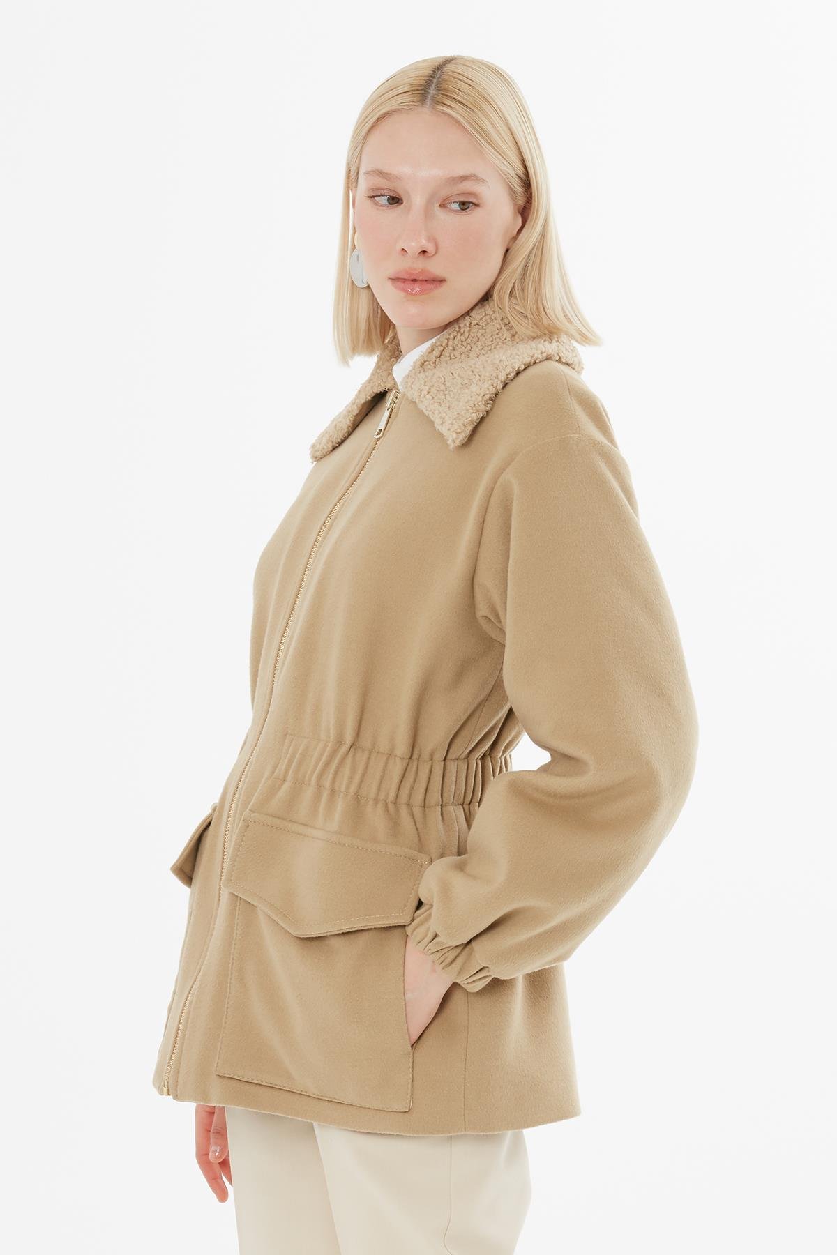 Yakası Kürklü Belden Lastikli Camel Uzun Mont