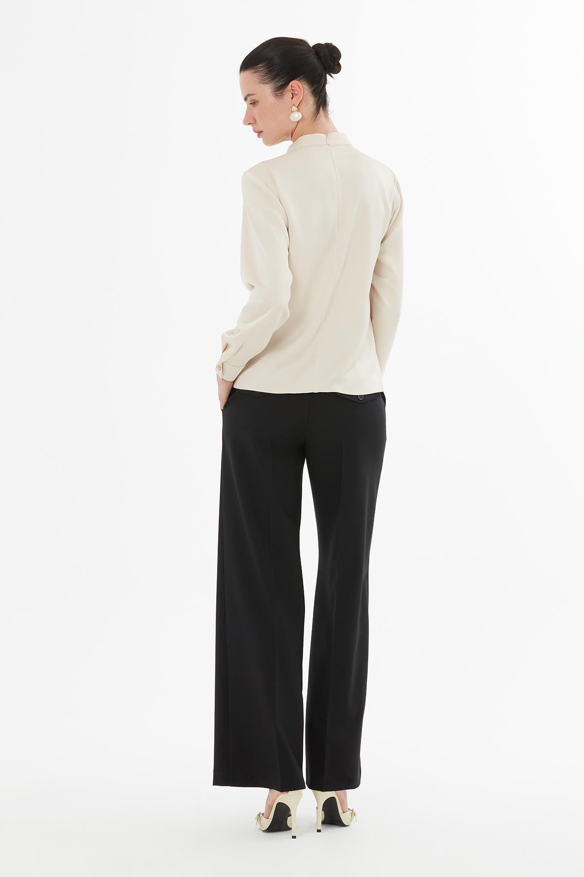 Yakası Pileli Fermuar Kapamalı Krem Bluz