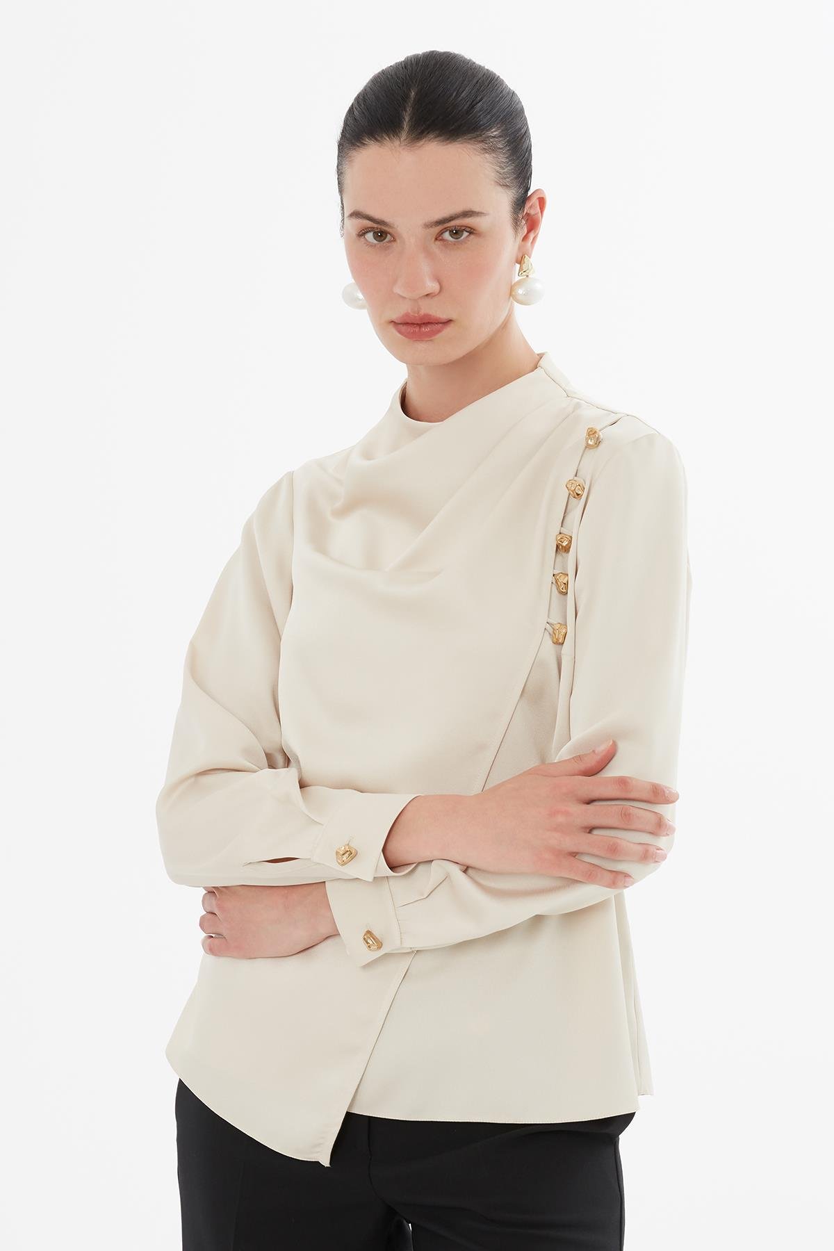 Yakası Pileli Fermuar Kapamalı Krem Bluz