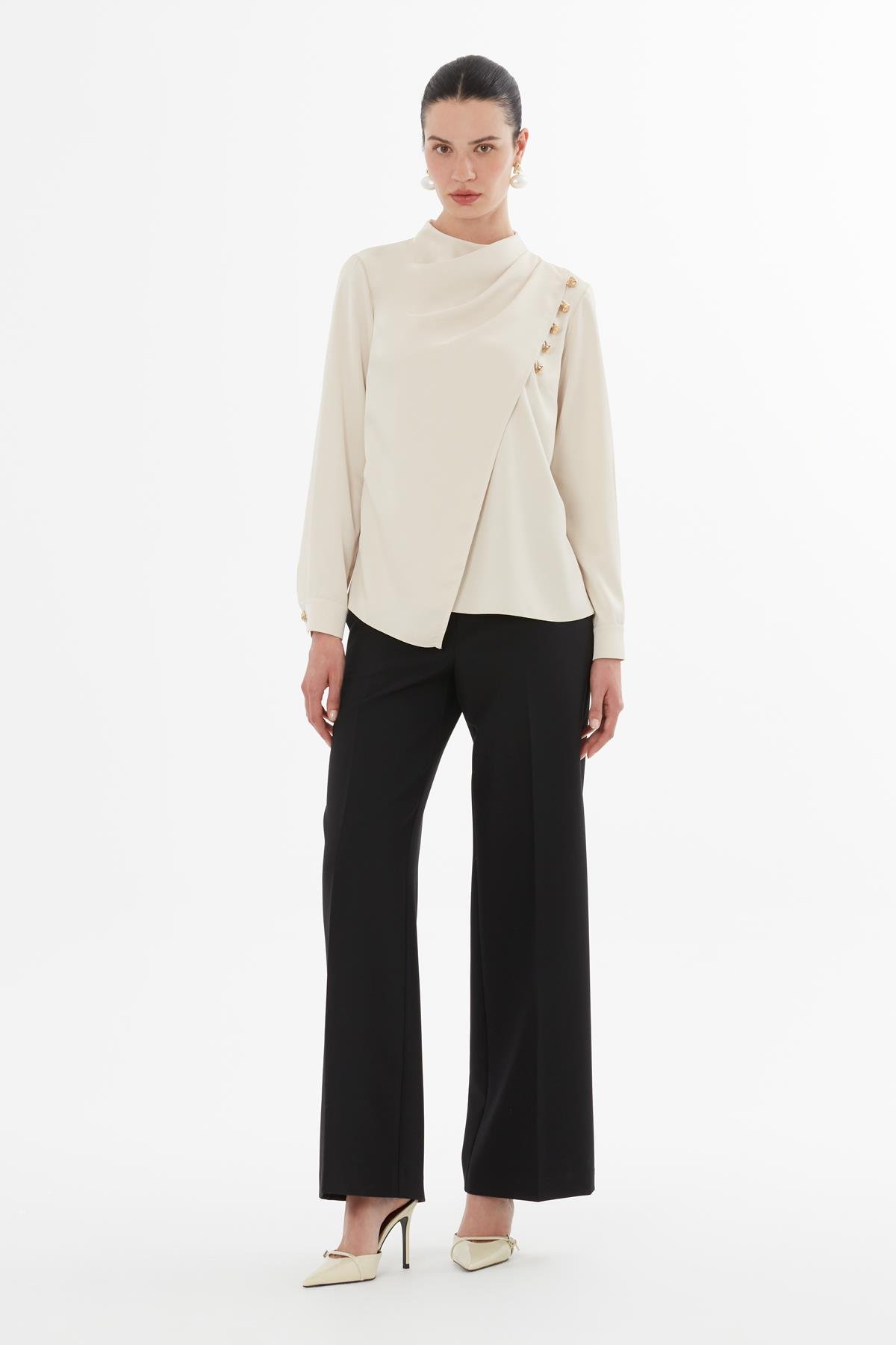 Yakası Pileli Fermuar Kapamalı Krem Bluz