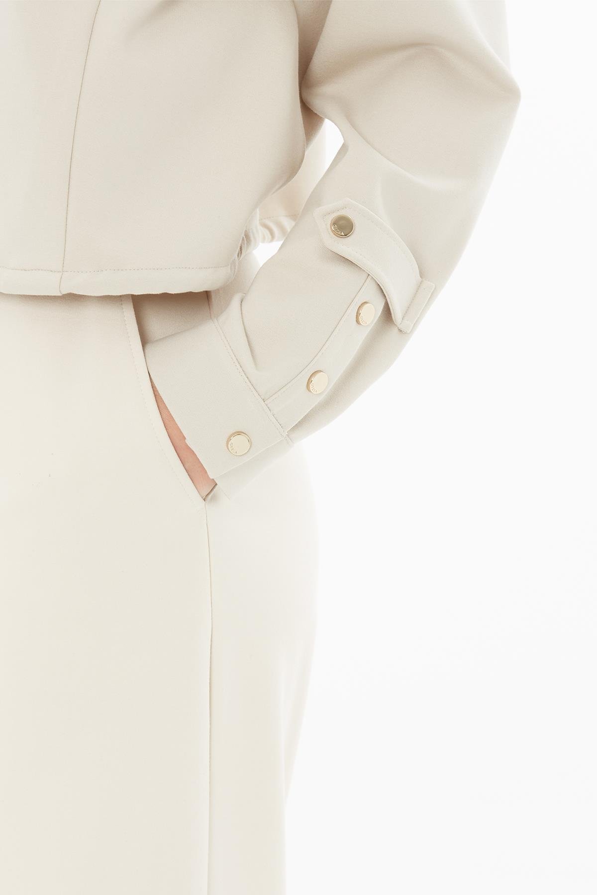 Yakası Triko Detaylı Ön Orta Apoletli Bej Ceket