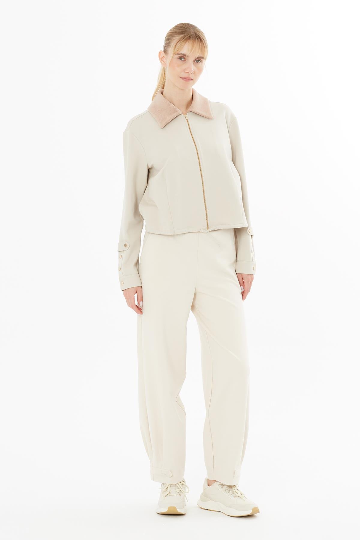 Yakası Triko Detaylı Ön Orta Apoletli Bej Ceket