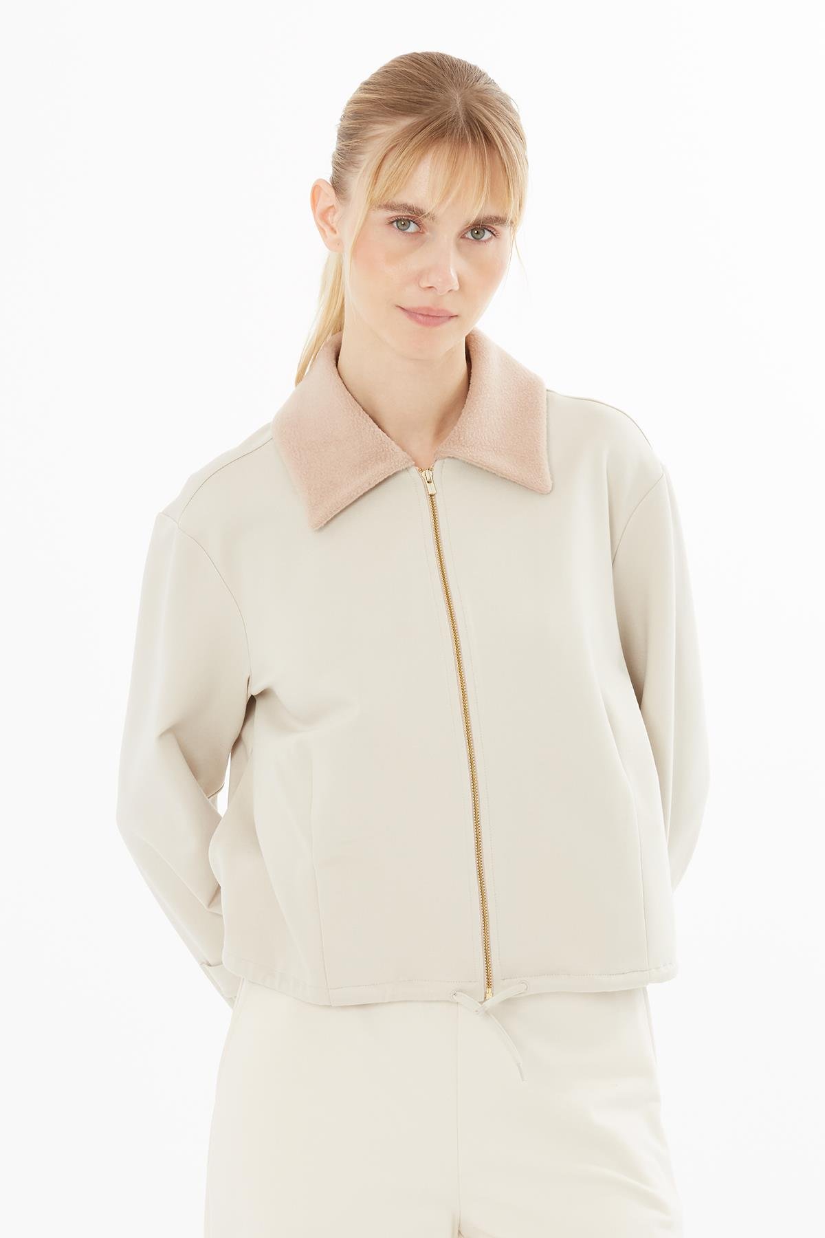 Yakası Triko Detaylı Ön Orta Apoletli Bej Ceket