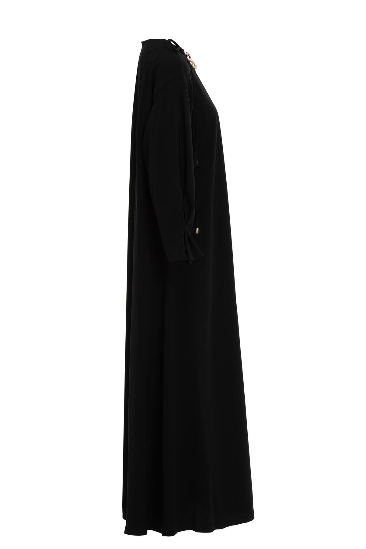 Yakası Zincir Detaylı Kolları Bağcıklı Uzun Ekru Kadın Elbise