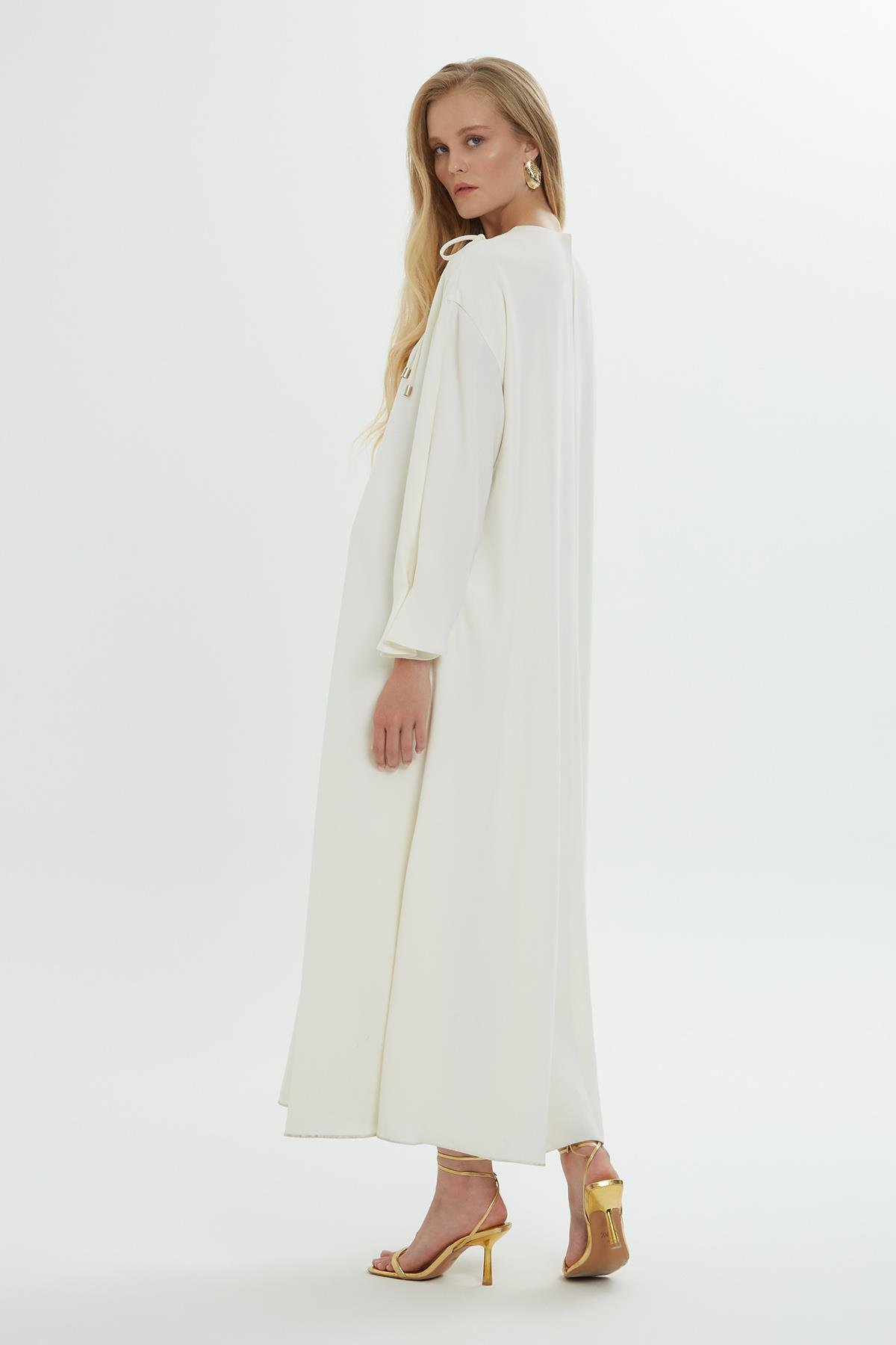 Yakası Zincir Detaylı Uzun Kollu Astarlı  Bol Kesim Ekru Elbise