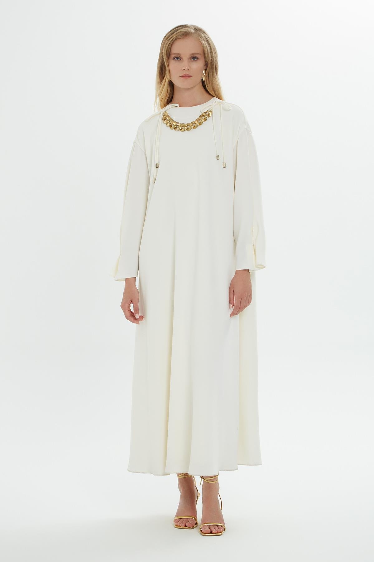 Yakası Zincir Detaylı Uzun Kollu Astarlı  Bol Kesim Ekru Elbise