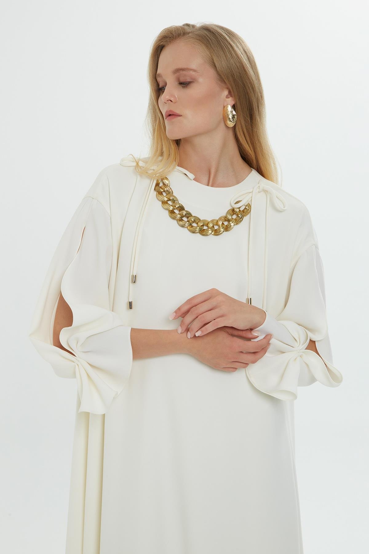 Yakası Zincir Detaylı Uzun Kollu Astarlı  Bol Kesim Ekru Elbise