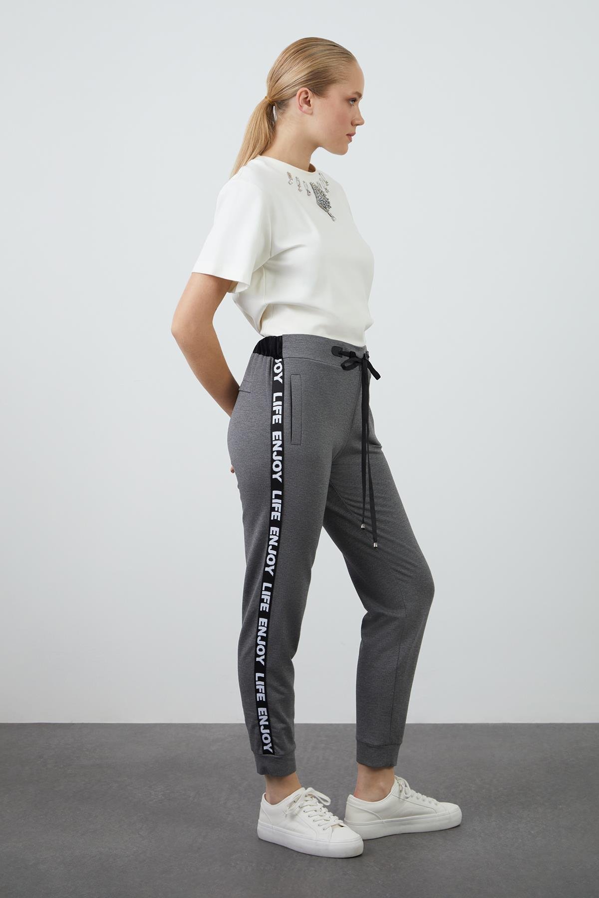 Yani Şerit Detaylı Gri Jogger Pantolon