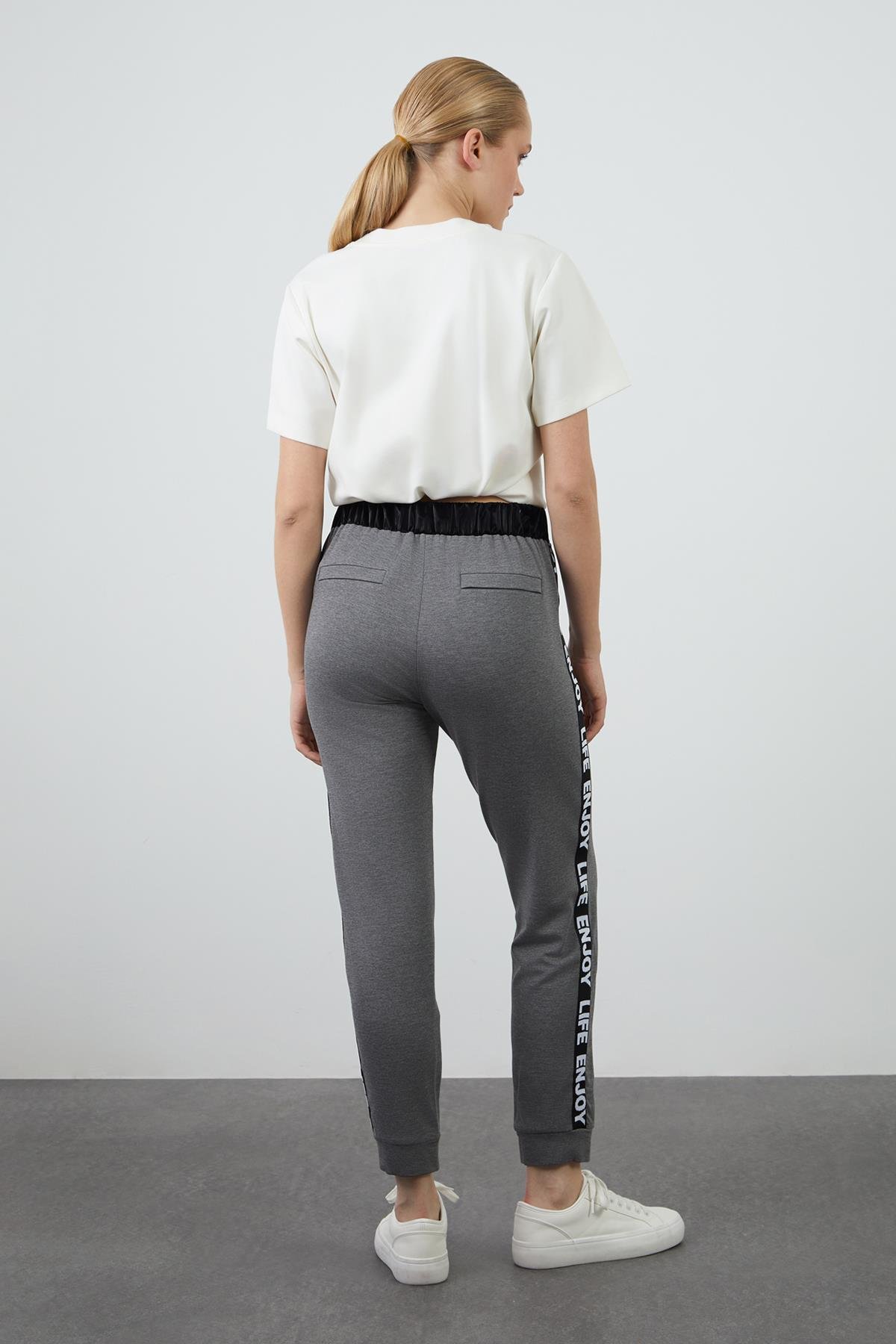 Yani Şerit Detaylı Gri Jogger Pantolon