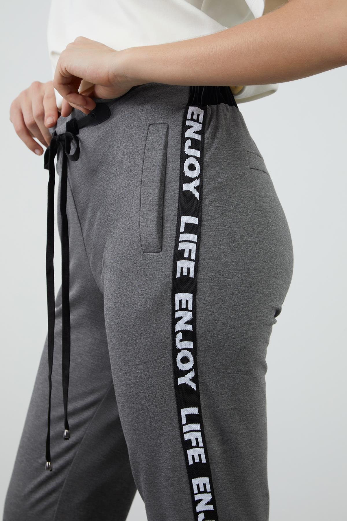 Yani Şerit Detaylı Gri Jogger Pantolon