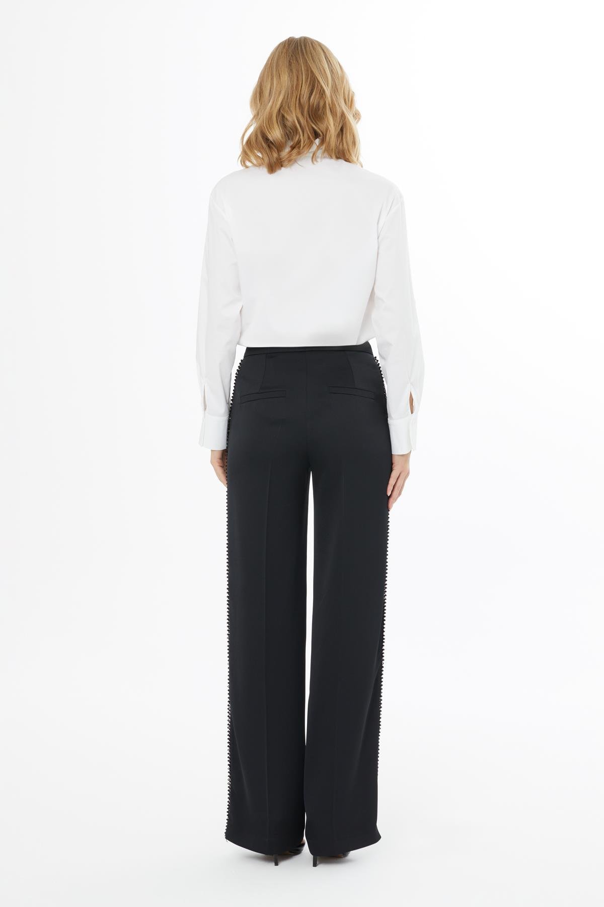 YANLARDAN CEPLİ VE ŞERİT AKSESUARLI ÖN ORTA FERMUARLI AGRAF KAPAMALI PANTOLON