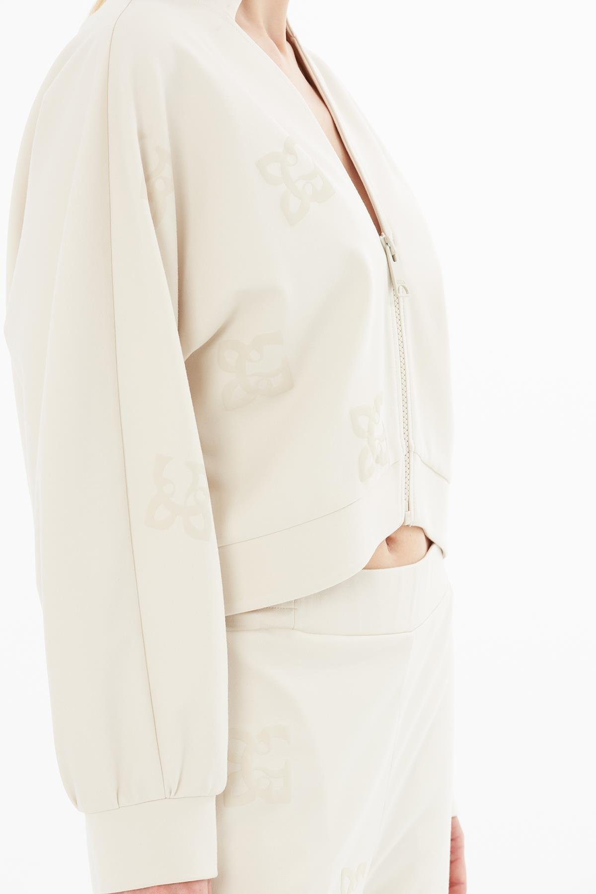 Yarasa Kollu Logo Baskılı Bej Ceket